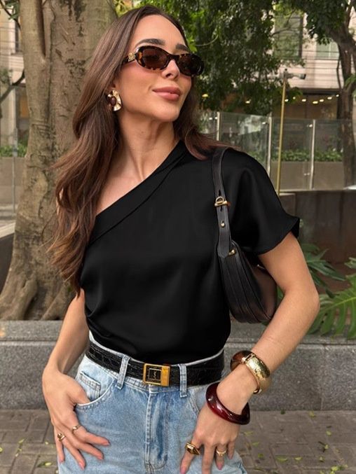 Elegante top de satén de un solo hombro