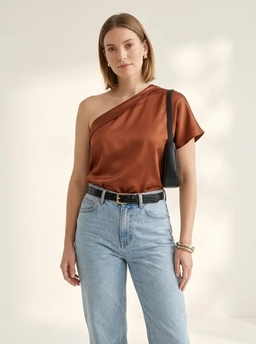 Elegante top monospalla in raso