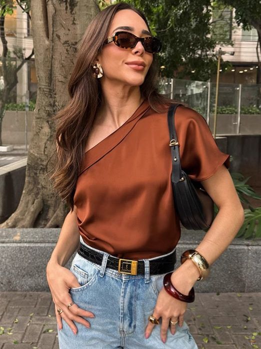 Elegante top de satén de un solo hombro