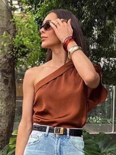 Elegante top de satén de un solo hombro