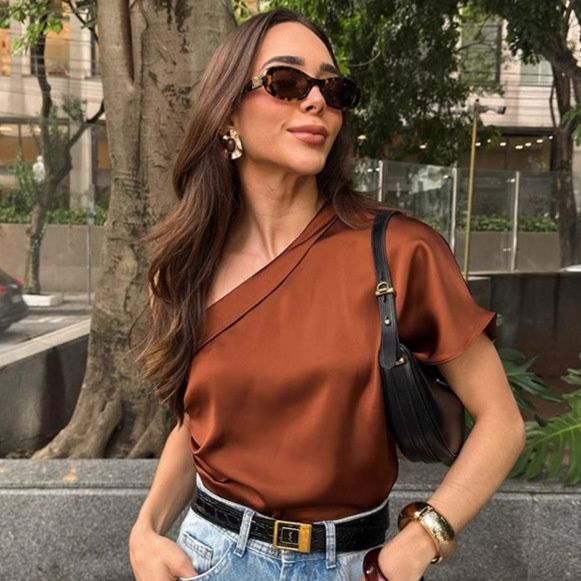 Elegante top de satén de un solo hombro