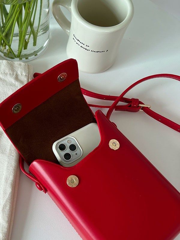 Elegante minibolso bandolera para teléfono con cierre de solapa.