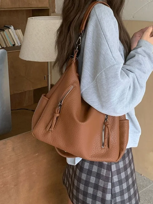 Hobo-Schultertasche aus weichem, genarbtem Leder mit mehreren Fächern