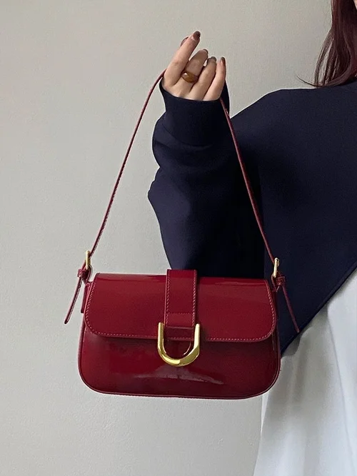 Elegante Lackleder-Schultertasche mit goldfarbenen Beschlägen