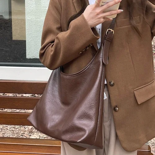 Lässige Hobo-Schultertasche aus weichem Kunstleder