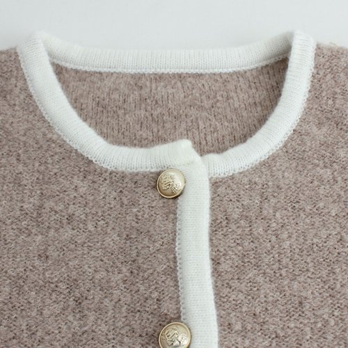 Cardigan in maglia con bottoni e tasche, leggero.