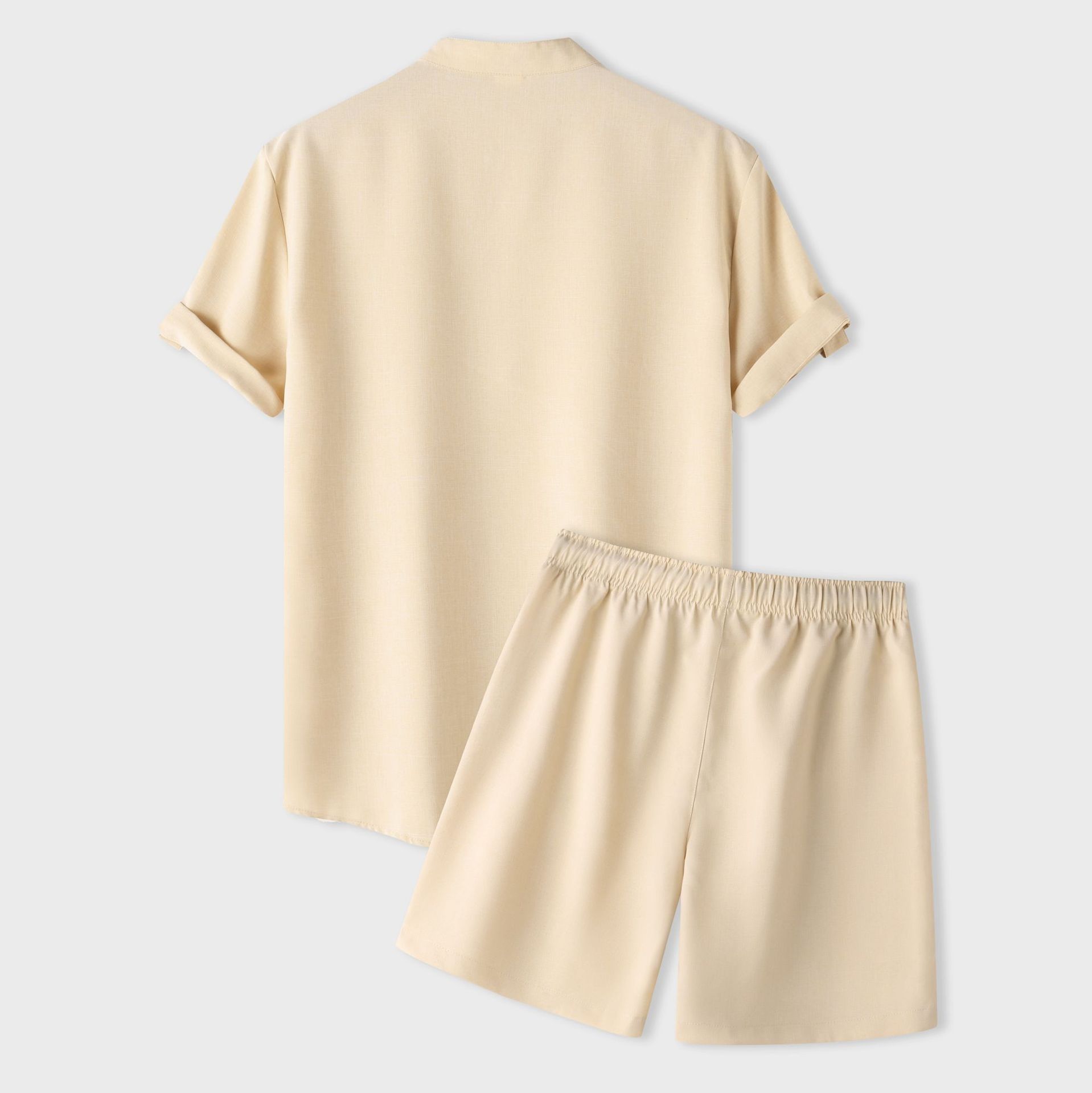Conjunto de camisa y pantalones cortos de manga corta con cuello alto de color liso para hombre de principios de verano