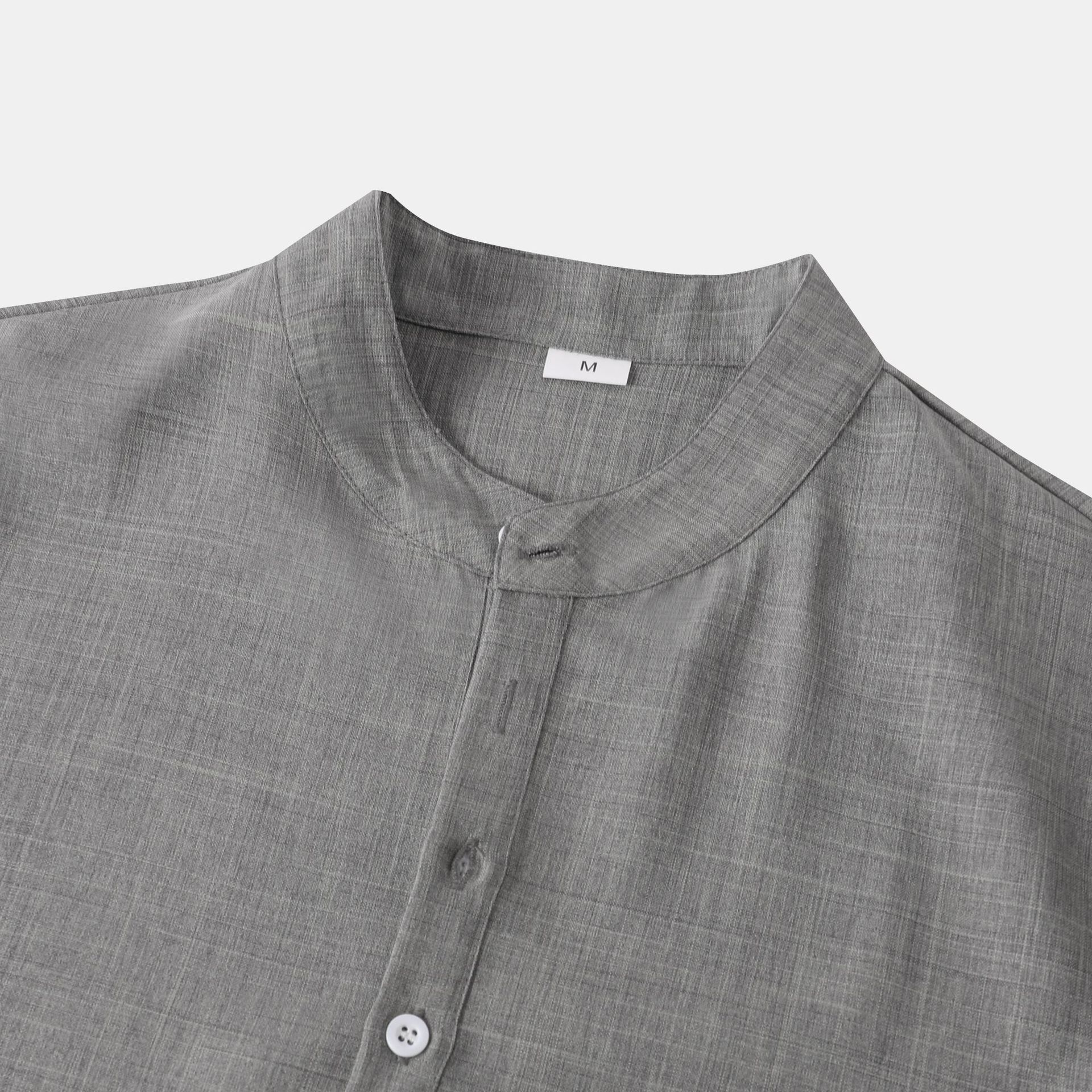 Conjunto de camisa y pantalones cortos de manga corta con cuello alto de color liso para hombre de principios de verano