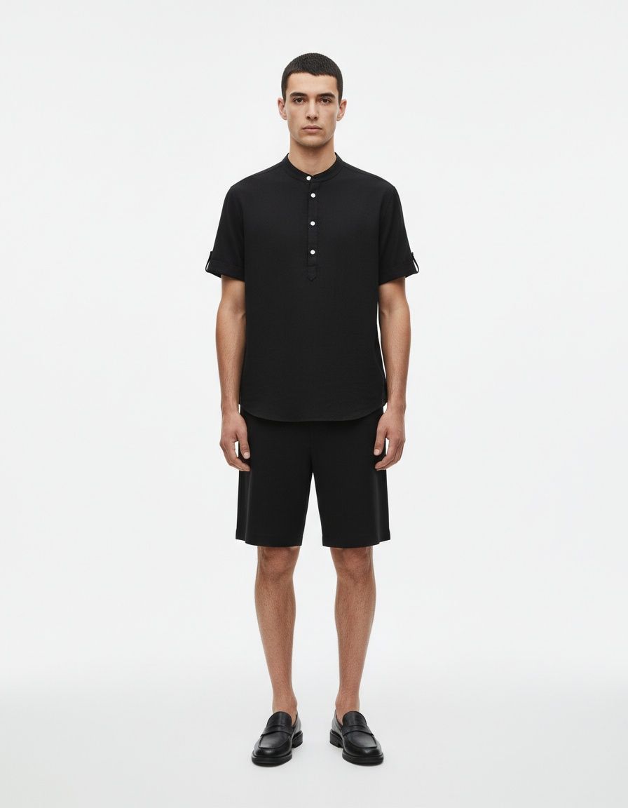 Conjunto de camisa y pantalones cortos de manga corta con cuello alto de color liso para hombre de principios de verano