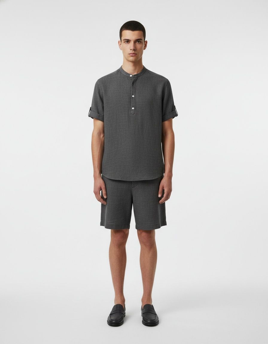 Conjunto de camisa y pantalones cortos de manga corta con cuello alto de color liso para hombre de principios de verano