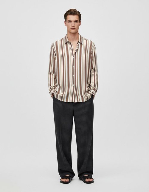 Camicia da uomo a maniche lunghe a righe, vestibilità slim, con colletto risvoltato.
