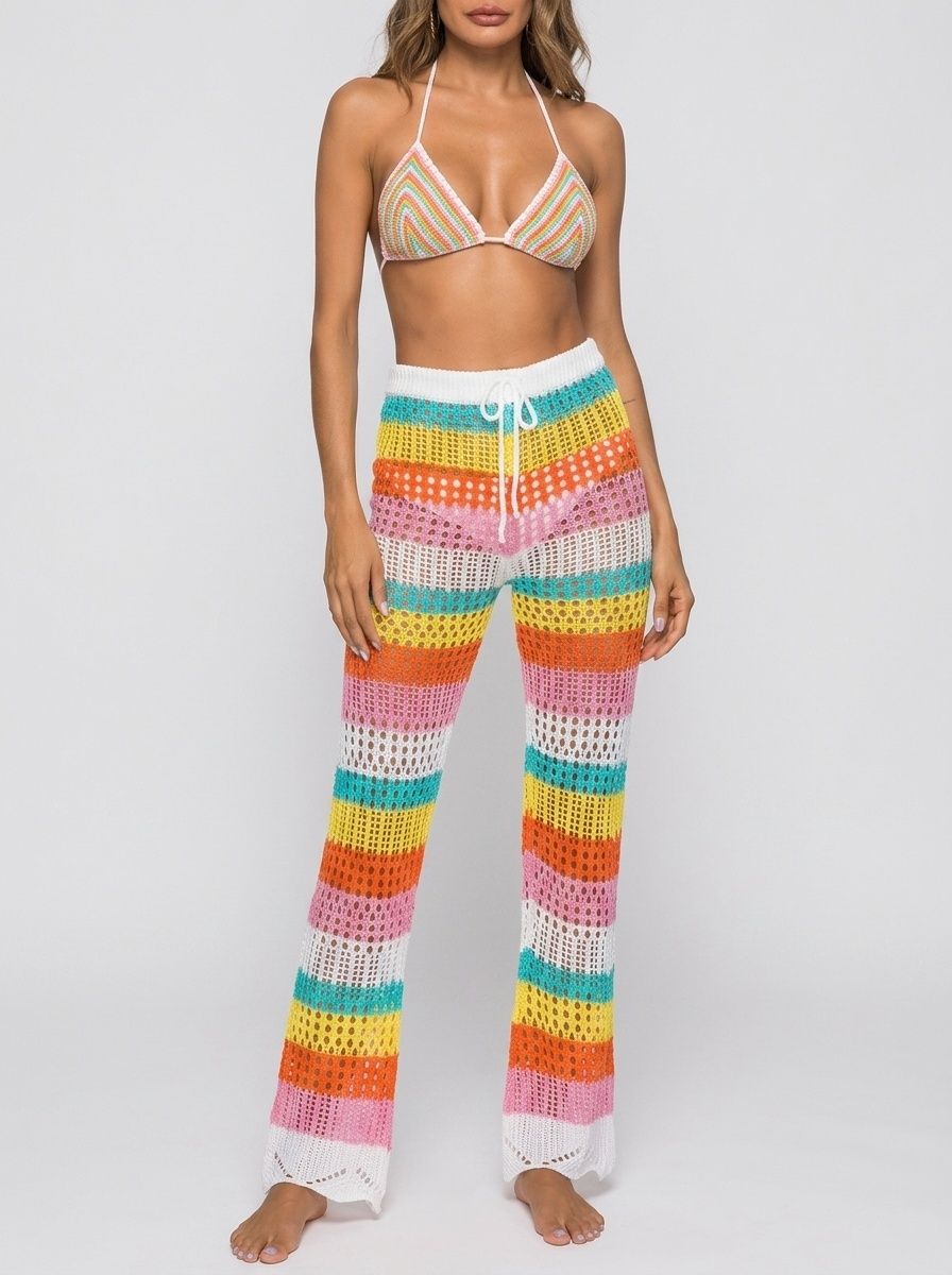 Completo composto da top all'uncinetto arcobaleno e pantaloni a gamba larga