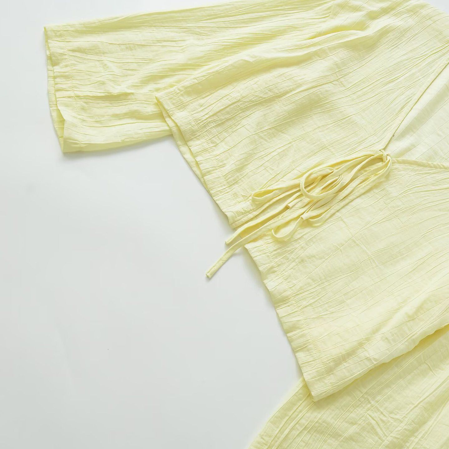 Top da donna a maniche lunghe con spalle drappeggiate e dettagli arricciati KUN-00120