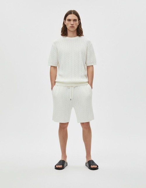 Conjunto informal de verano con top de manga corta y pantalones cortos holgados de punto con cuello redondo