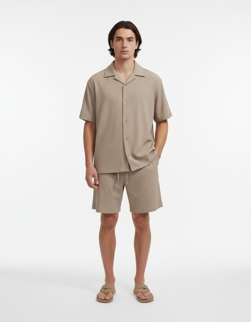 Conjunto informal de dos piezas transpirable con camisa abotonada y pantalones cortos