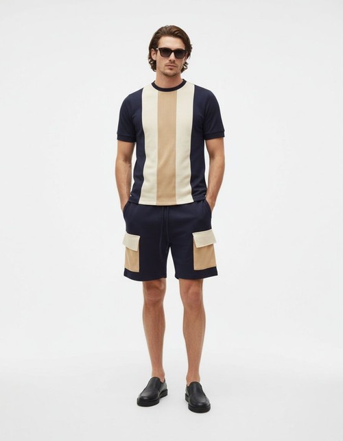 Conjunto de dos piezas de camiseta y pantalones cortos deportivos de manga corta con cuello redondo y bloques de color para hombre para verano