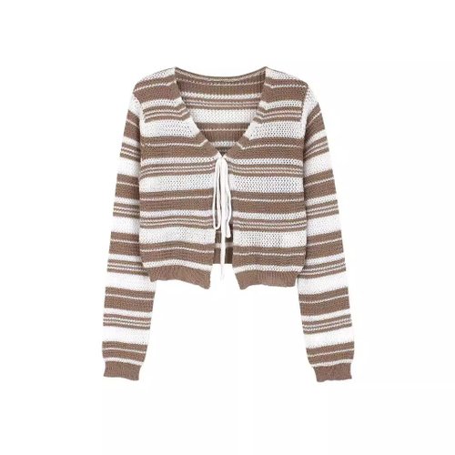 Cardigan a righe all'uncinetto con laccetti sul davanti, da indossare sopra altri indumenti lavorati a maglia.