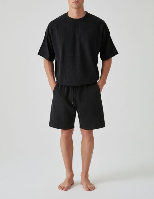 Conjunto informal de verano para hombre de camiseta y pantalones cortos de mezcla de algodón con cuello redondo y corte holgado.