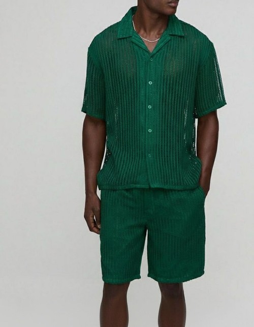 Conjunto de dos piezas de camisa y pantalones cortos de punto de color liso para ropa informal de verano para hombre