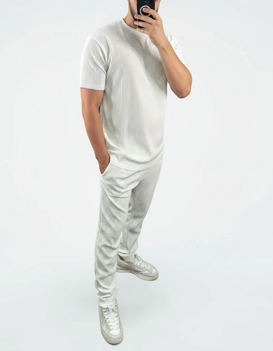 Zweiteiliges Set aus schmal geschnittenem Kurzarm-T-Shirt mit Rundhalsausschnitt und passender Hose für Herren – ideal für sportliche Freizeitkleidung.