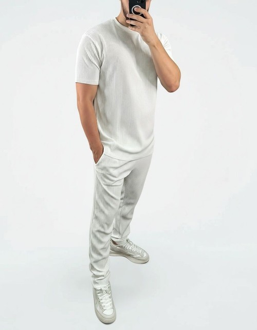 Zweiteiliges Set aus schmal geschnittenem Kurzarm-T-Shirt mit Rundhalsausschnitt und passender Hose für Herren – ideal für sportliche Freizeitkleidung.