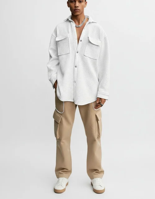 Camicia-giacca a maniche lunghe in tessuto waffle con chiusura monopetto, vestibilità casual, ideale per la primavera.