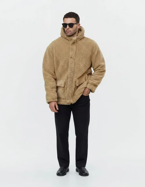 Giacca invernale da uomo in pile con cappuccio e vestibilità casual.