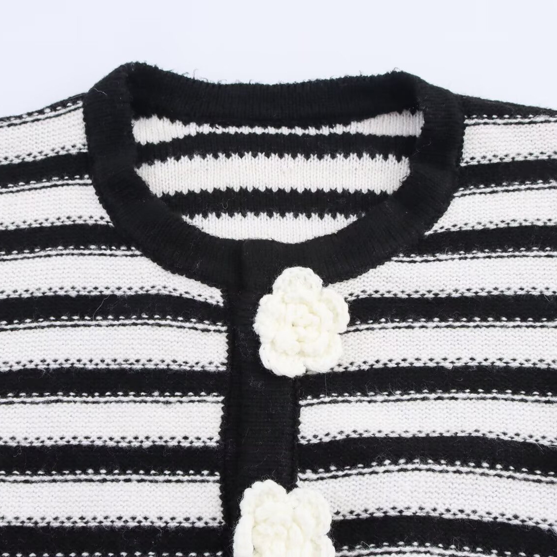 Gestreept vest met bloemmotief en knoopjes - Damesmodel in Europese stijl KUN-00033