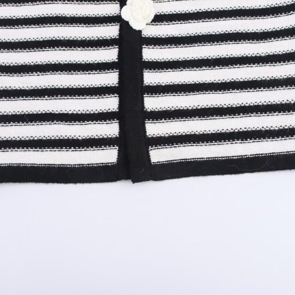 Gestreept vest met bloemmotief en knoopjes - Damesmodel in Europese stijl KUN-00033