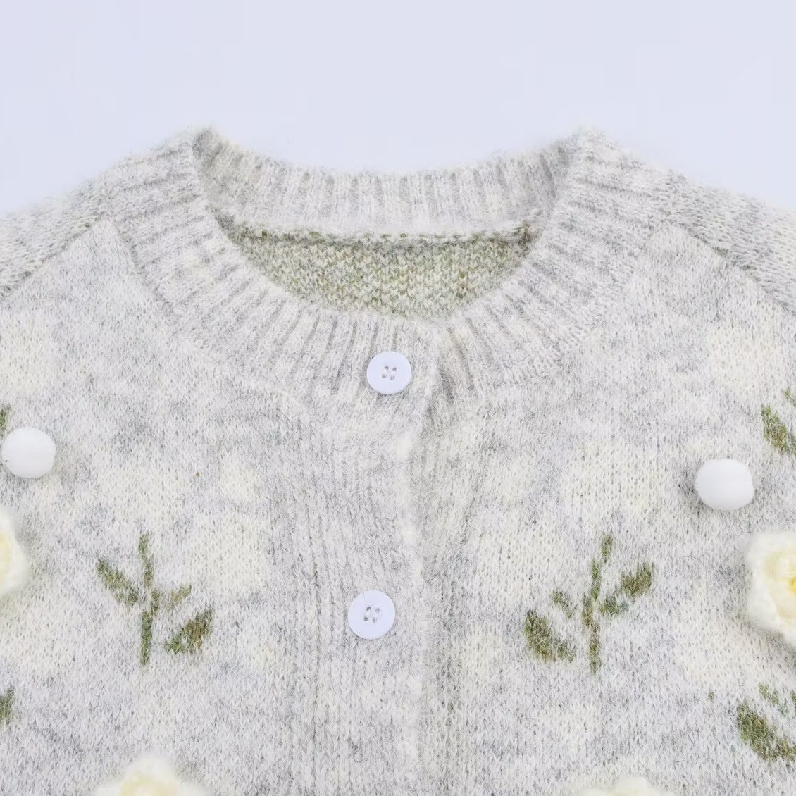 Suéter de punto con apliques florales 3D KUN-00083