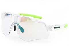 BS1725-0058_Transparent_Irregular_Plastic_Photochromic Glasses_corner.jpg