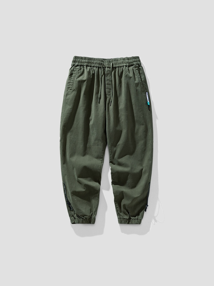 Minimalist Relaxed Fit Men's Cargo Pants for Casual Outdoor Wear