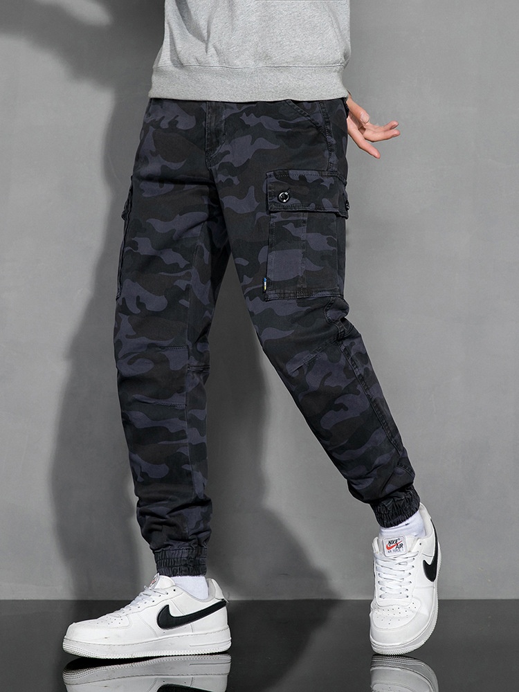 Getailleerde cargobroek met meerdere zakken in camouflageprint voor heren, geschikt voor sportieve vrijetijdskleding.