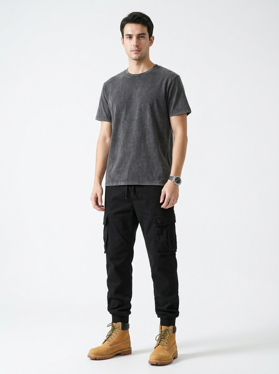 Pantalon cargo fuselé rétro extensible et fonctionnel pour homme, idéal pour les activités de plein air décontractées.