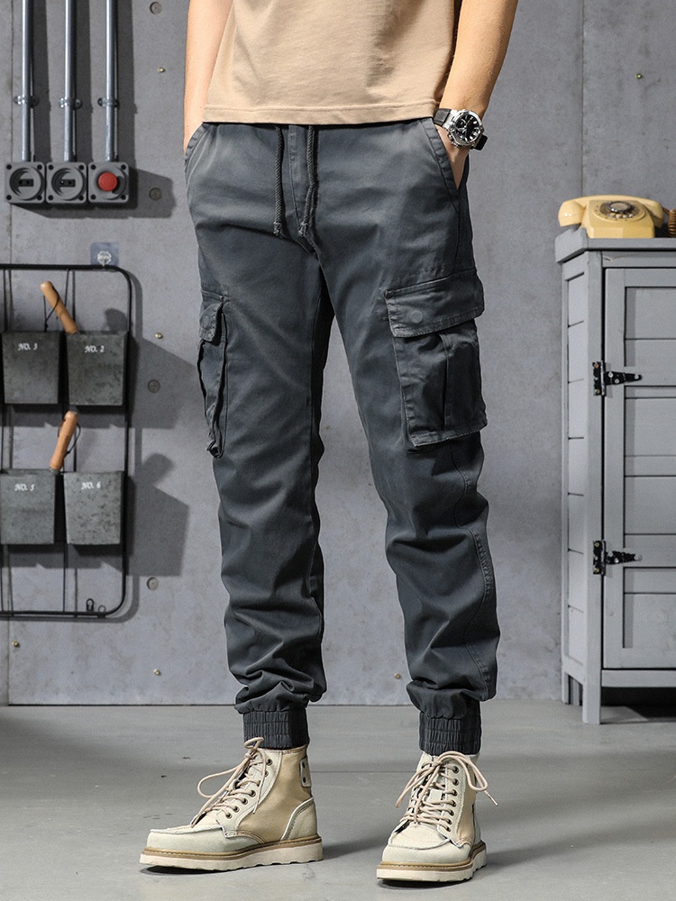 Pantalon cargo fuselé rétro extensible et fonctionnel pour homme, idéal pour les activités de plein air décontractées.
