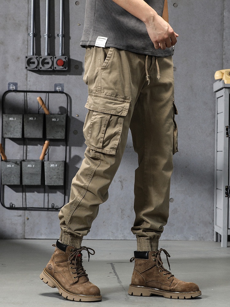 Pantalon cargo fuselé rétro extensible et fonctionnel pour homme, idéal pour les activités de plein air décontractées.