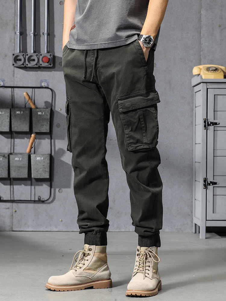 Pantalon cargo fuselé rétro extensible et fonctionnel pour homme, idéal pour les activités de plein air décontractées.