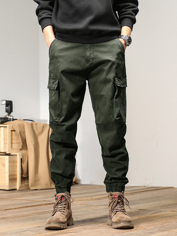 Pantalon cargo fuselé multipoches à coupe ample pour homme, idéal pour les activités décontractées en montagne.