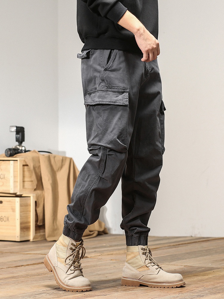 Pantalon cargo fuselé multipoches à coupe ample pour homme, idéal pour les activités décontractées en montagne.