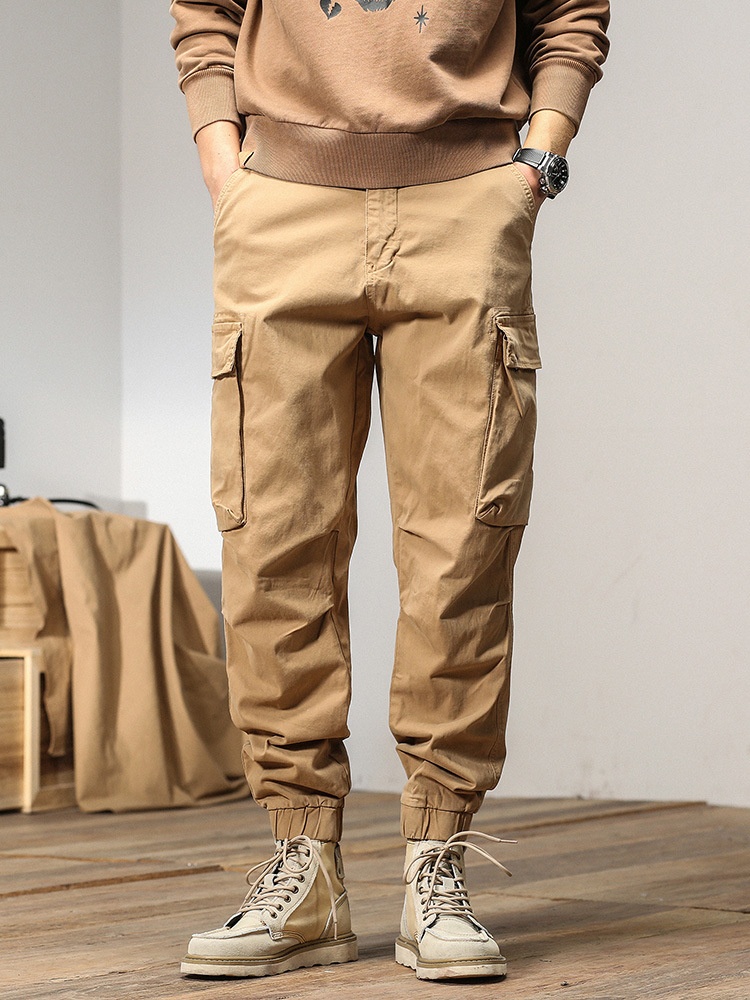 Pantalon cargo fuselé multipoches à coupe ample pour homme, idéal pour les activités décontractées en montagne.