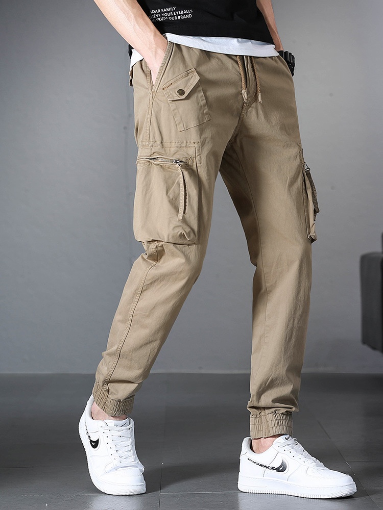 Bequeme Herren-Cargohose mit mehreren Taschen und Stretchanteil für lässige Outdoor-Aktivitäten