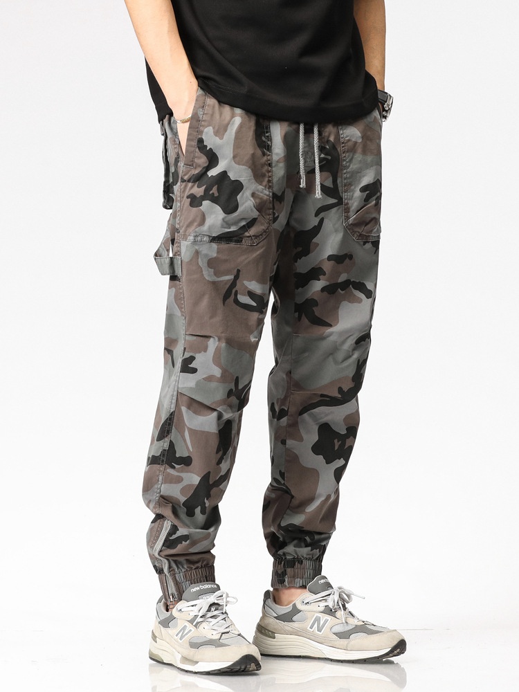 Camouflage-Cargohose für Herren im Streetstyle mit lässiger Passform und schmal zulaufenden Bündchen
