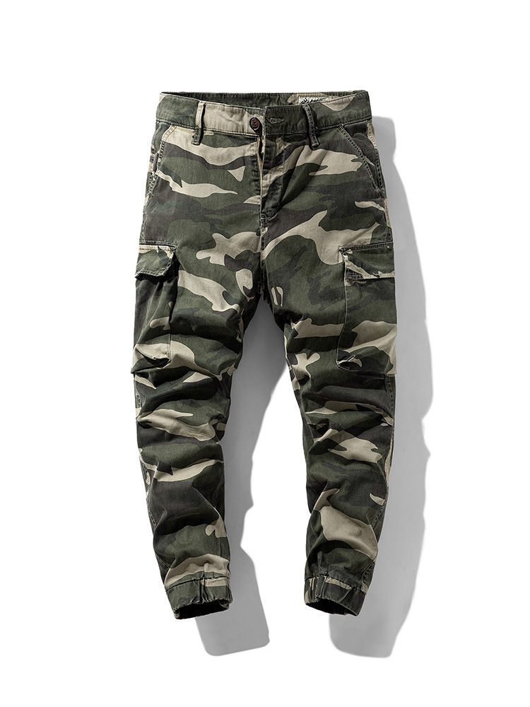 Schmal geschnittene Herren-Cargohose im Vintage-Stil mit Camouflage-Muster und mehreren Taschen für die Freizeit