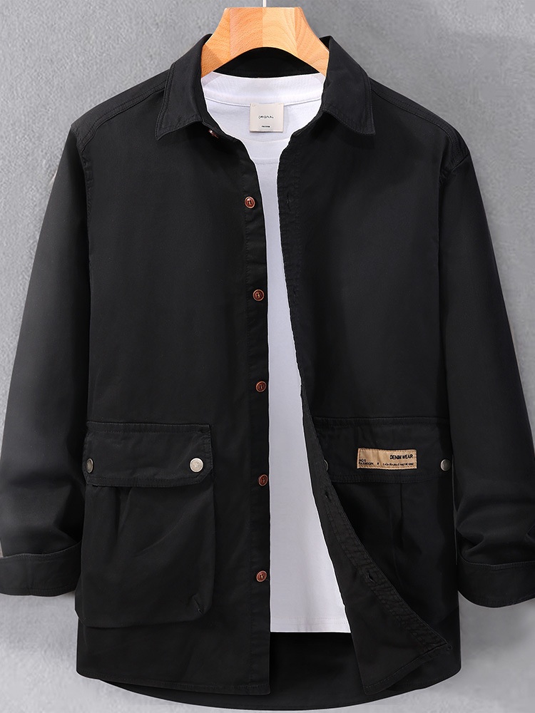 Lässiges, minimalistisches Herrenhemd für die Herbst-Freizeitmode