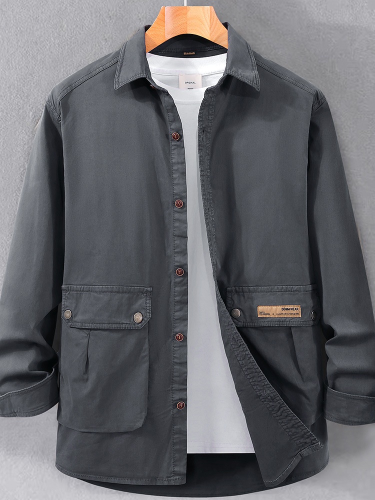 Lässiges, minimalistisches Herrenhemd für die Herbst-Freizeitmode