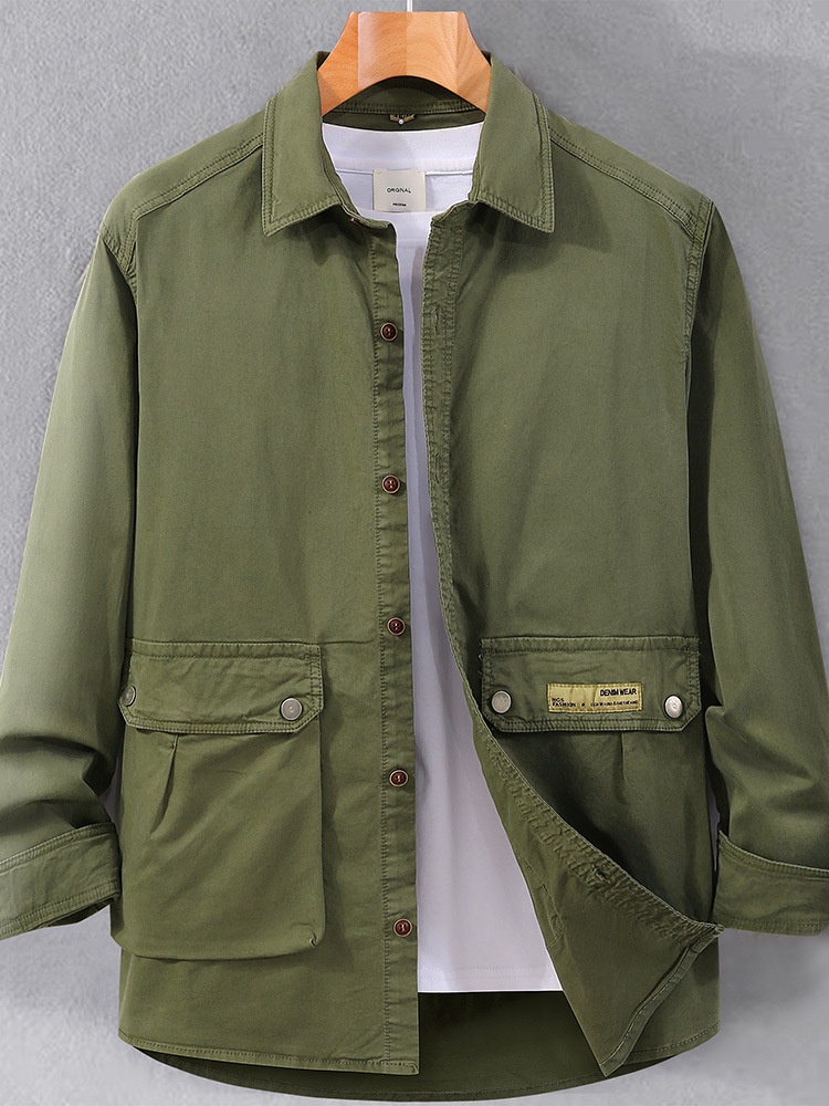 Lässiges, minimalistisches Herrenhemd für die Herbst-Freizeitmode