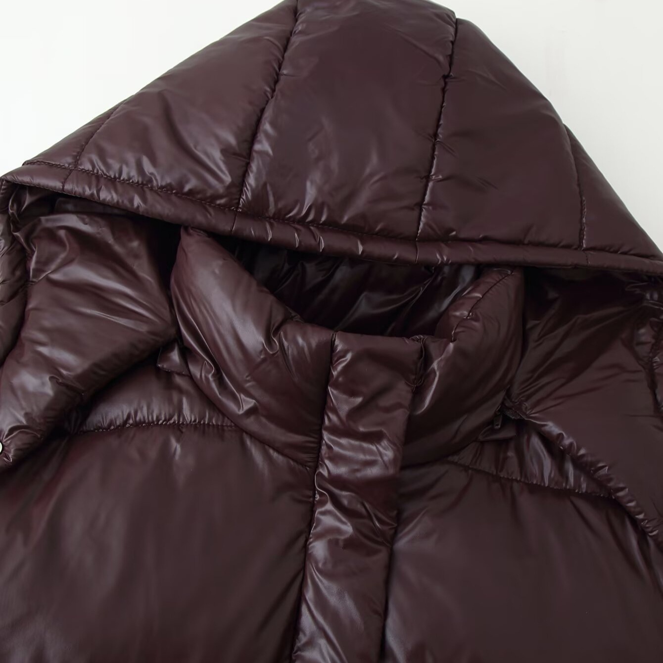 Giacca imbottita con cappuccio, lucida, stile classico KUN-00001