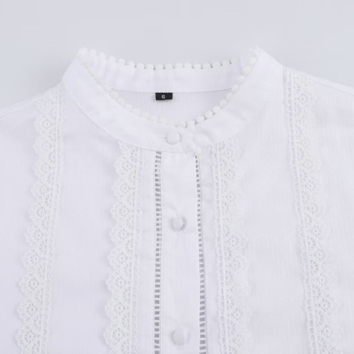 Camicetta romantica da donna con inserti in pizzo KUN-00010