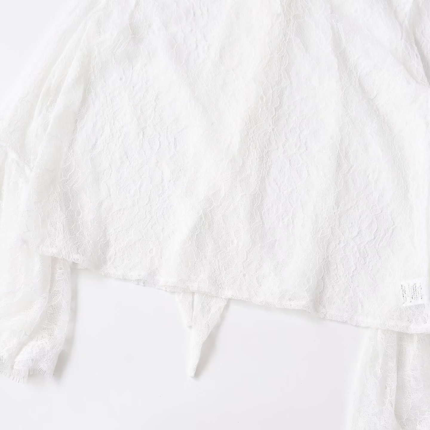 Blusa punk con maniche a campana e inserti in pizzo KUN-00058