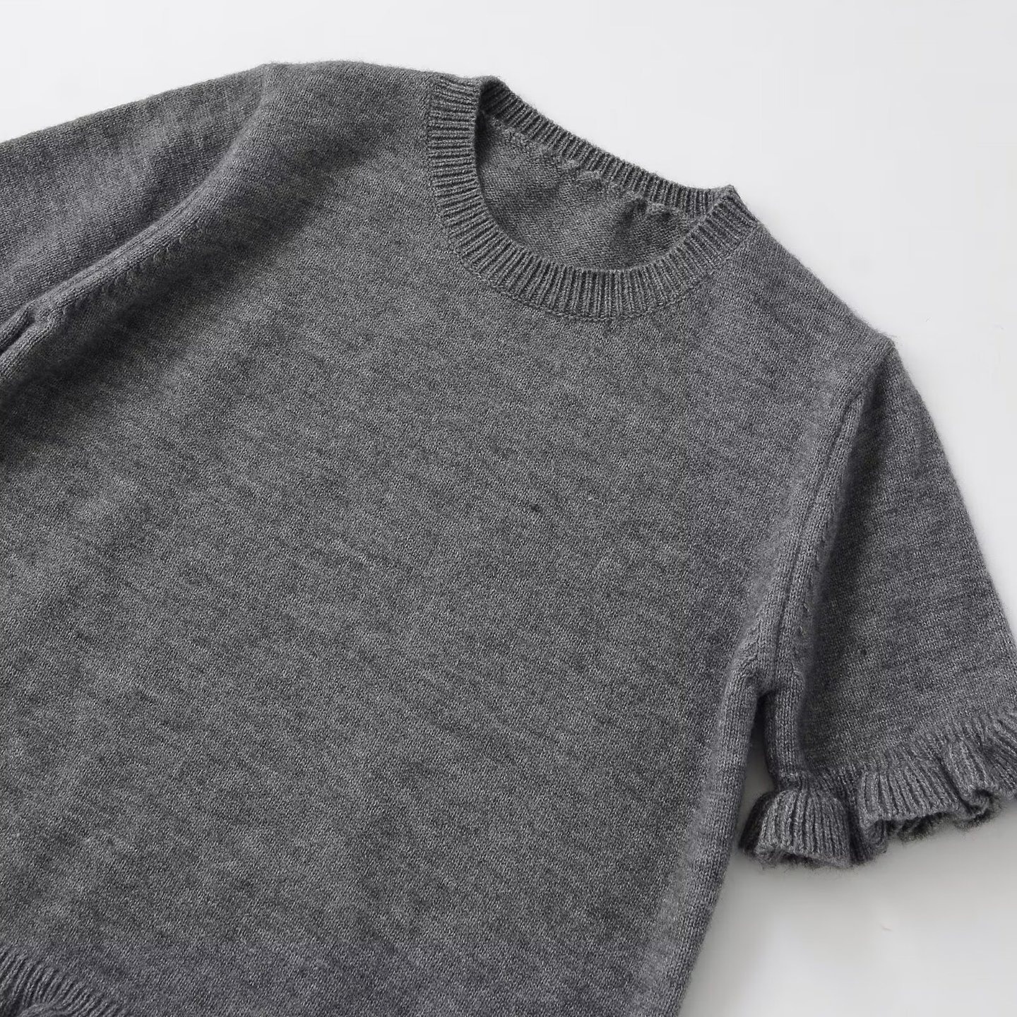 Maglia a maniche corte con volant e strati sovrapposti KUN-00004